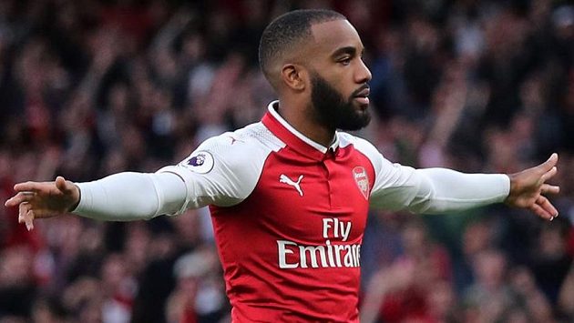 Alexandre Lacazette slaví první ligovou trefu v dresu Arsenalu. Alexandre Lacazette slaví první ligovou trefu v dresu Arsenalu.