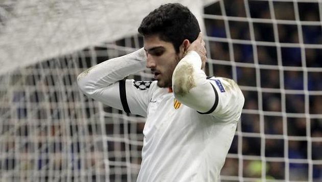Fotbalista Valencie Goncalo Guedes lituje zahozené šance. Fotbalista Valencie Goncalo Guedes lituje zahozené šance.
