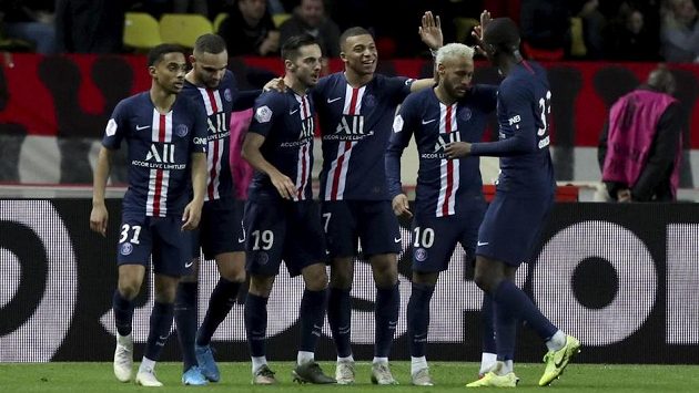 Kylian Mbappé (čtvrtý zleva) se raduje se spoluhráči po jednom z gólů PSG. Kylian Mbappé (čtvrtý zleva) se raduje se spoluhráči po jednom z gólů PSG.