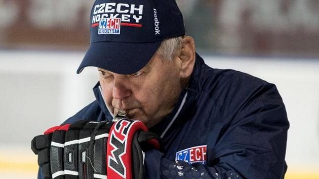 Trenér Vladimír Vůjtek během tréninku hokejové reprezentace. Trenér Vladimír Vůjtek během tréninku hokejové reprezentace.