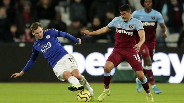Marc Albrighton (vlevo) z Leicesteru a Pablo Fornals z West Hamu. Marc Albrighton (vlevo) z Leicesteru a Pablo Fornals z West Hamu.