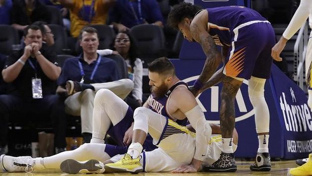 Basketbalista Phoenixu Suns Aron Baynes (vlevo) vstává poté, co spadl na hvězdu Golden State Warriors Stephena Curryho Basketbalista Phoenixu Suns Aron Baynes (vlevo) vstává poté, co spadl na hvězdu Golden State Warriors Stephena Curryho