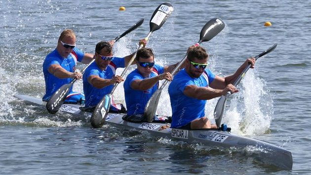 Český čtyřkajak vyráží bojovat o olympiádu, zpředu Jakub Špicar, Lukáš Nepraš, Daniel Havel a Jakub Zavřel. Český čtyřkajak vyráží bojovat o olympiádu, zpředu Jakub Špicar, Lukáš Nepraš, Daniel Havel a Jakub Zavřel.