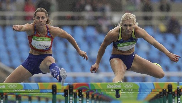 Česká sedmibojařka Eliška Klučinová (vlevo) na trati 100 metrů překážek. Česká sedmibojařka Eliška Klučinová (vlevo) na trati 100 metrů překážek.
