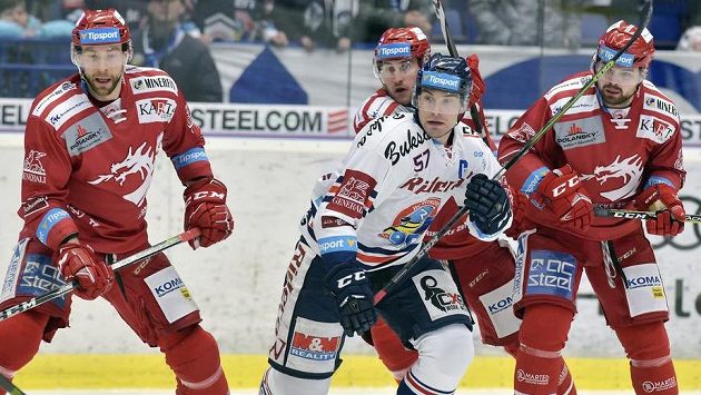 Zleva Tomáš Marcinko z Třince, Rostislav Olesz z Vítkovic a další třinečtí hráči Jakub Matyáš a Milan Doudera. Zleva Tomáš Marcinko z Třince, Rostislav Olesz z Vítkovic a další třinečtí hráči Jakub Matyáš a Milan Doudera.