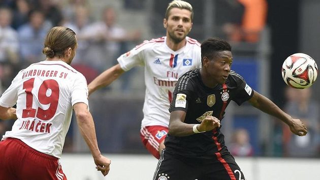 David Alaba (vpravo) z Bayernu bojuje s dvojicí hráčů Hamburku Petr Jiráček, Valon Behramí (ilustrační foto). David Alaba (vpravo) z Bayernu bojuje s dvojicí hráčů Hamburku Petr Jiráček, Valon Behramí (ilustrační foto).