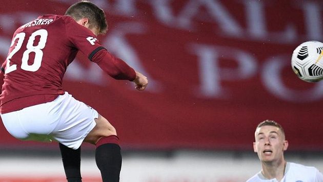 Tomáš Wiesner přesnou hlavičkou zajistil Spartě vedení. Tomáš Wiesner přesnou hlavičkou zajistil Spartě vedení.
