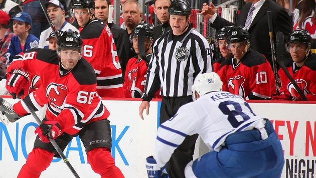 Jaromír Jágr (vlevo) v souboji s Philem Kesselem z Toronta. Jaromír Jágr (vlevo) v souboji s Philem Kesselem z Toronta.