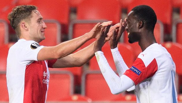 Slávisté Jan Kuchta a Abdallah Sima oslavují gól na 3:1 během utkání základní skupiny s Nice v Praze. Slávisté Jan Kuchta a Abdallah Sima oslavují gól na 3:1 během utkání základní skupiny s Nice v Praze.