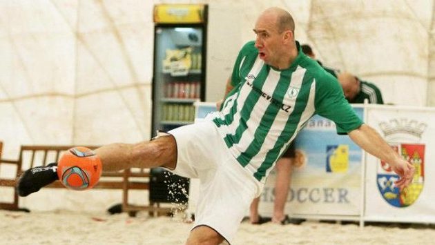 Kanonýr Jan Koller si oblíbil plážový fotbal. Kanonýr Jan Koller si oblíbil plážový fotbal.
