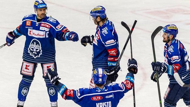 Hráči Kladna se radují z druhého gólu, zleva Tomáš Plekanec, Jaromír Jágr, Danny Kristo a Nicolas Hlava. Hráči Kladna se radují z druhého gólu, zleva Tomáš Plekanec, Jaromír Jágr, Danny Kristo a Nicolas Hlava.