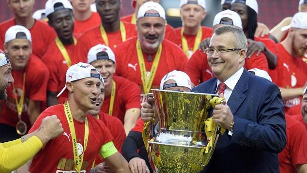Předseda představenstva Slavie Jaroslav Tvrdík drží ligovou trofej při pozápasových oslavách mistrovského titulu. Předseda představenstva Slavie Jaroslav Tvrdík drží ligovou trofej při pozápasových oslavách mistrovského titulu.