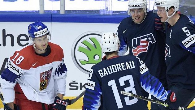 Čtvrtfinále MS: radující se hráči USA z gólu (zleva Johnny Gaudreau, Cam Atkinson a Connor Murphy). Zcela vlevo smutný Dominik Kubalík. Čtvrtfinále MS: radující se hráči USA z gólu (zleva Johnny Gaudreau, Cam Atkinson a Connor Murphy). Zcela vlevo smutný Dominik Kubalík.