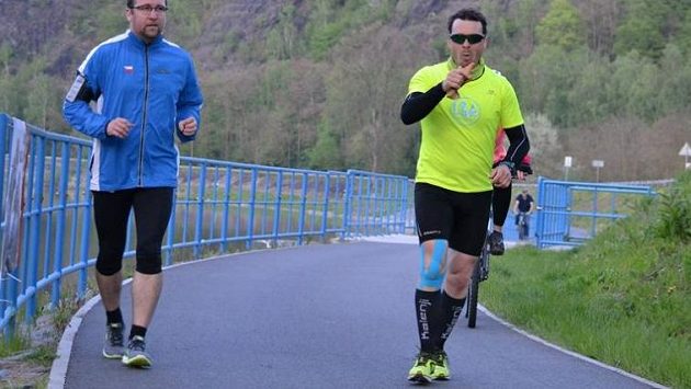 Tomáš Slavata (vpravo) na cestě, která se zdála někdy nekonečná. Tomáš Slavata (vpravo) na cestě, která se zdála někdy nekonečná.