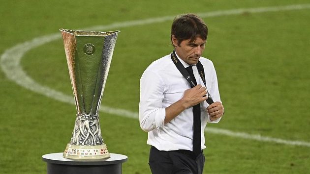 Zklamaný kouč Antonio Conte pro prohraném finále Evropské ligy. Zklamaný kouč Antonio Conte pro prohraném finále Evropské ligy.