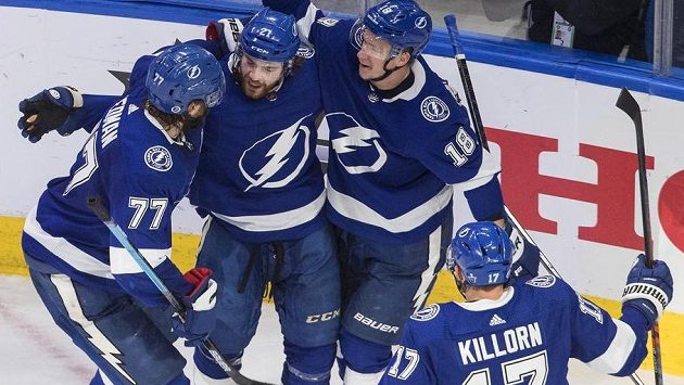 Radující se hráči Tampy Bay Victor Hedman (77), Brayden Point (21), Ondřej Palát (18) a Alex Killorn (17) Radující se hráči Tampy Bay Victor Hedman (77), Brayden Point (21), Ondřej Palát (18) a Alex Killorn (17)
