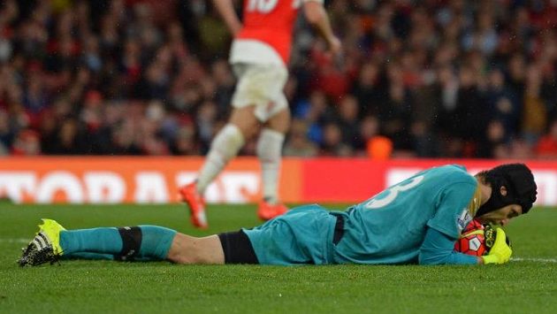 Petr Čech v bráně Arsenalu vyřešil další spletitou situaci v utkání s Liverpoolem. Petr Čech v bráně Arsenalu vyřešil další spletitou situaci v utkání s Liverpoolem.