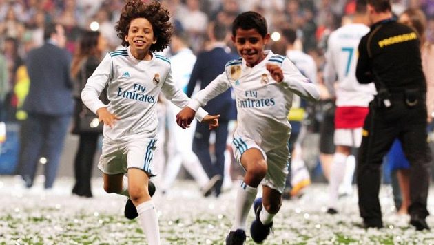 Syn fotbalisty Marcela Enzo (vlevo) pobíhá po hřišti s Cristianem Ronaldem juniorem. Ilustrační foto. Syn fotbalisty Marcela Enzo (vlevo) pobíhá po hřišti s Cristianem Ronaldem juniorem. Ilustrační foto.