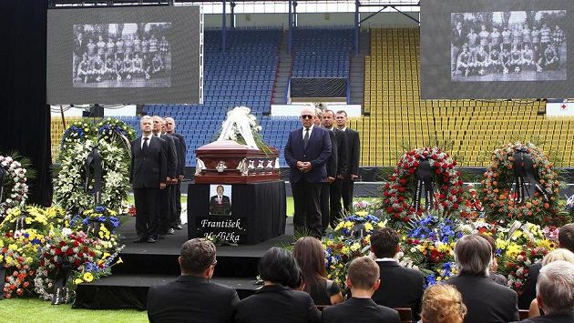 Na stadionu Na Stínadlech v Teplicích se 7. srpna konalo poslední rozloučení s ředitelem teplického fotbalového klubu Františkem Hrdličkou, který v sobotu náhle zemřel. Na stadionu Na Stínadlech v Teplicích se 7. srpna konalo poslední rozloučení s ředitelem teplického fotbalového klubu Františkem Hrdličkou, který v sobotu náhle zemřel.