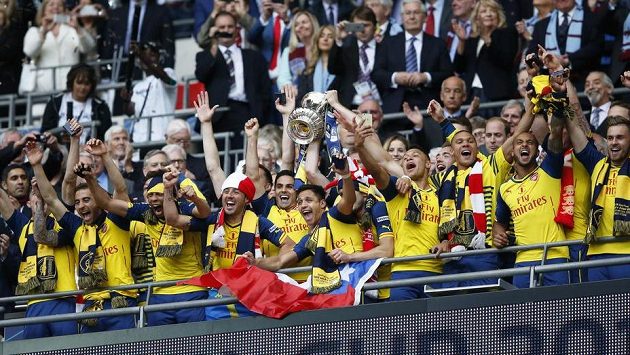 Fotbalisté Arsenalu se radují z triumfu v FA Cupu. Fotbalisté Arsenalu se radují z triumfu v FA Cupu.