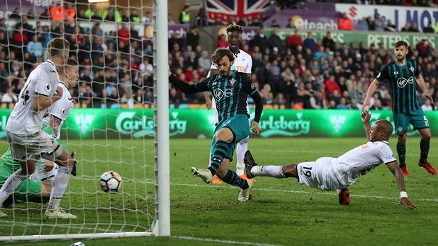 Manolo Gabbiadini střílí vítězný gól Southamptonu v ligovém utkání se Swansea. Manolo Gabbiadini střílí vítězný gól Southamptonu v ligovém utkání se Swansea.