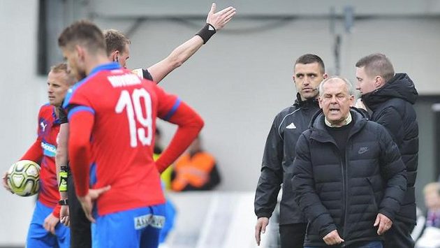 Trenér Jablonce Petr Rada byl v Plzni vykázán rozhodčím na tribunu. Trenér Jablonce Petr Rada byl v Plzni vykázán rozhodčím na tribunu.