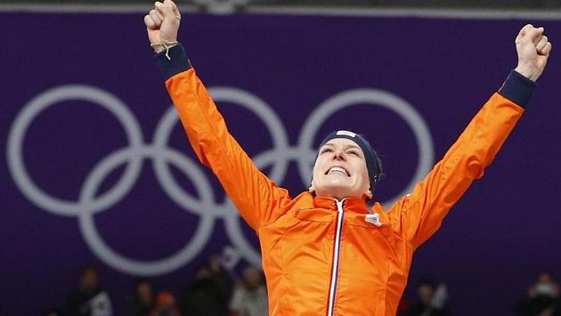 Nizozemská rychlobruslařka Ireen Wüstová slaví zlato v olympijském závodu na 1500 metrů. Nizozemská rychlobruslařka Ireen Wüstová slaví zlato v olympijském závodu na 1500 metrů.