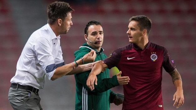 Trenér pražské Sparty David Holoubek a Daniel Holzer (vpravo) během utkání s Interem Milán. Trenér pražské Sparty David Holoubek a Daniel Holzer (vpravo) během utkání s Interem Milán.