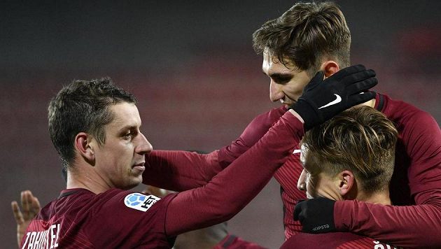 Zleva Ondřej Zahustel, Bogdan Vatajelu a Josef Šural ze Sparty se radují z gólu v duelu s Mladou Boleslaví. Zleva Ondřej Zahustel, Bogdan Vatajelu a Josef Šural ze Sparty se radují z gólu v duelu s Mladou Boleslaví.
