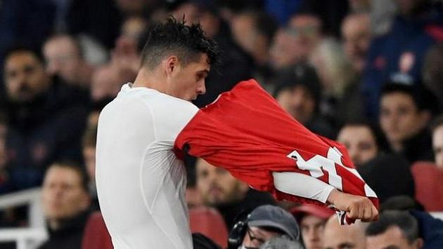 Fotbalista Arsenalu Granit Xhaka strhává dres poté, co byl vypískán domácím publikem v utkání Premier League proti Crystal Palace Fotbalista Arsenalu Granit Xhaka strhává dres poté, co byl vypískán domácím publikem v utkání Premier League proti Crystal Palace