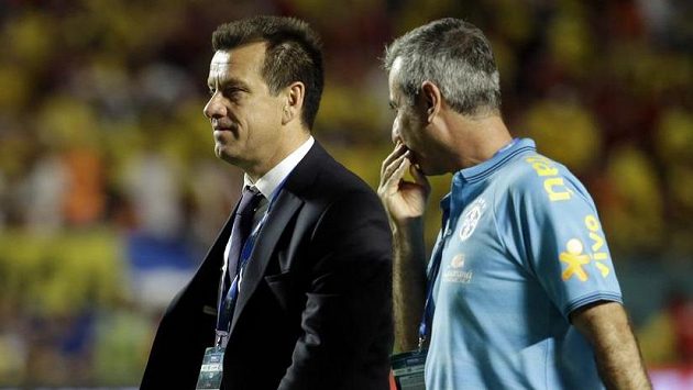 Trenér Carlos Dunga oslavil návrat na lavičku Brazílie vítězstvím nad Kolumbií. Trenér Carlos Dunga oslavil návrat na lavičku Brazílie vítězstvím nad Kolumbií.