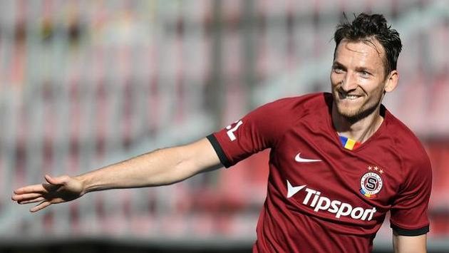 Rozesmátý útočník Sparty Libor Kozák poté, co vstřelil gól v utkání nejvyšší soutěže. Rozesmátý útočník Sparty Libor Kozák poté, co vstřelil gól v utkání nejvyšší soutěže.