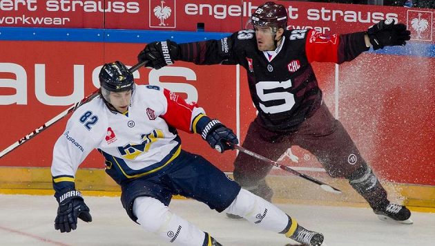 Zleva útočník Jönköpingu Kevin Stenlund a útočník Sparty Lukáš Pech. Zleva útočník Jönköpingu Kevin Stenlund a útočník Sparty Lukáš Pech.