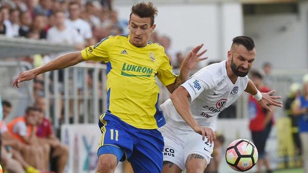 Zleva Vukadin Vukadinovič ze Zlína a Tomáš Košút ze Slovácka. Zleva Vukadin Vukadinovič ze Zlína a Tomáš Košút ze Slovácka.
