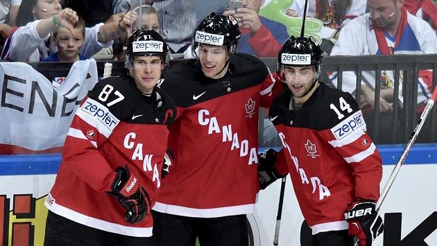 Hokejisté Kanady Sidney Crosby, Taylor Hall a Jordan Eberle oslavují první gól. Hokejisté Kanady Sidney Crosby, Taylor Hall a Jordan Eberle oslavují první gól.