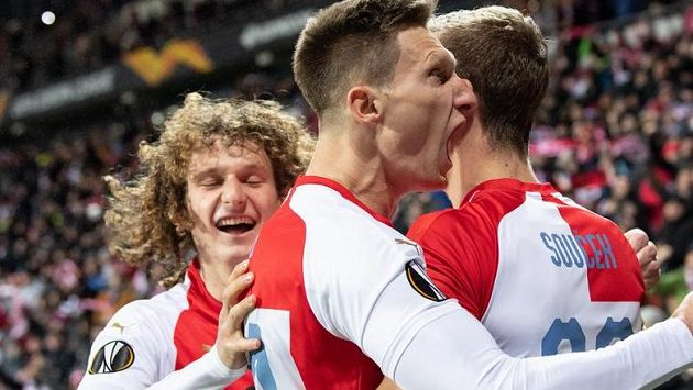 Fotbalisté Slavie Alex Král, Milan Škoda a Tomáš Souček oslavují gól v osmifinále Evropské ligy proti Seville. Budou mít sešívaní důvod k radosti i ve čtvrtfinálovém klání? Fotbalisté Slavie Alex Král, Milan Škoda a Tomáš Souček oslavují gól v osmifinále Evropské ligy proti Seville. Budou mít sešívaní důvod k radosti i ve čtvrtfinálovém klání?