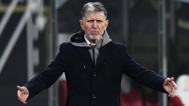 Trenér Jaroslav Šilhavý během utkání v Německu. Trenér Jaroslav Šilhavý během utkání v Německu.