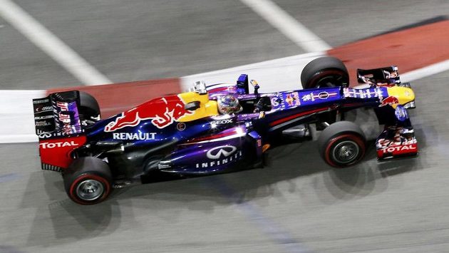 Německý šampión Sebastian Vettel ze stáje Red Bull zajel nejrychlejší čas při pátečních trénincích na Grand Prix Singapuru. Německý šampión Sebastian Vettel ze stáje Red Bull zajel nejrychlejší čas při pátečních trénincích na Grand Prix Singapuru.