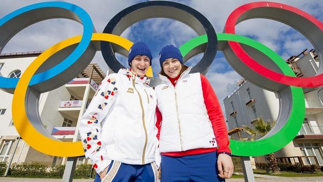 Rychlobruslařky Martina Sáblíková a Karolína Erbanová (vpravo) pózují v olympijské vesnici v Soči. Rychlobruslařky Martina Sáblíková a Karolína Erbanová (vpravo) pózují v olympijské vesnici v Soči.