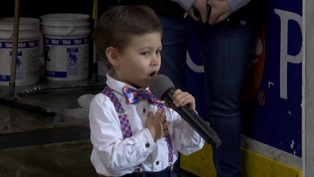 Americkou hymnu zazpíval čtyřletý Landon Mak Americkou hymnu zazpíval čtyřletý Landon Mak