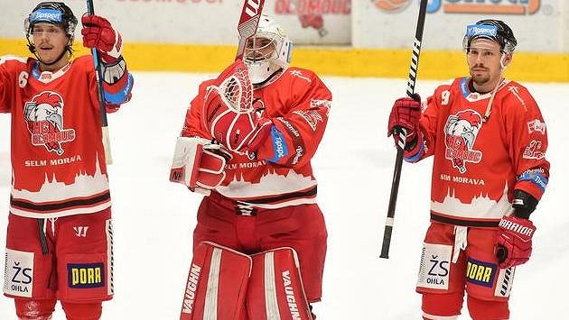 Zleva Tomáš Dujsík, brankář Jan Lukáš a Jan Káňa Zleva Tomáš Dujsík, brankář Jan Lukáš a Jan Káňa