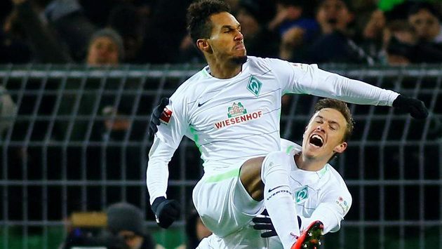 Theodor Gebre Selassie (nahoře) slaví společně s Maxem Krusem vítězný gól Werderu Brémy, který vstřelil v souboji s Dortmundem. Theodor Gebre Selassie (nahoře) slaví společně s Maxem Krusem vítězný gól Werderu Brémy, který vstřelil v souboji s Dortmundem.