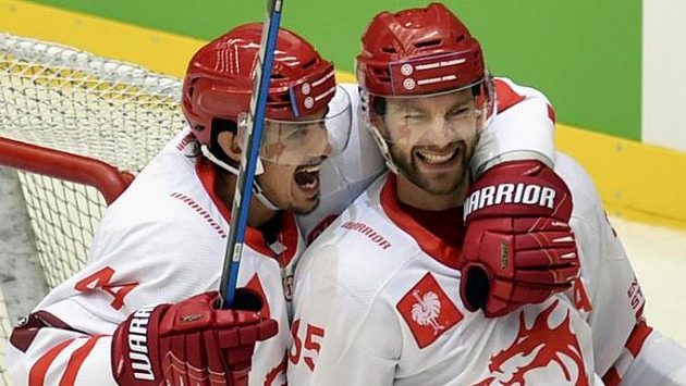 Třinecký Tomáš Marcinko (vpravo) si hned v úvodním kole nového ročníku ELH připsal hattrick. Gratuluje mu Matěj Stránský - ilustrační foto. Třinecký Tomáš Marcinko (vpravo) si hned v úvodním kole nového ročníku ELH připsal hattrick. Gratuluje mu Matěj Stránský - ilustrační foto.
