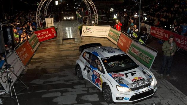 Sébastien Ogier se spolujezdcem Julienem Ingrassiou při slavnostním ceremoniálu před zahájením Britské rallye. Sébastien Ogier se spolujezdcem Julienem Ingrassiou při slavnostním ceremoniálu před zahájením Britské rallye.