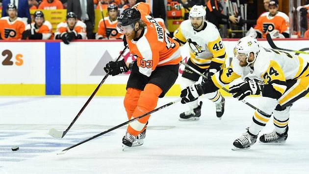 Jakub Voráček (93) z Philadelphie si kryje puk před dotírajícím Tomem Kühnhacklem (34) z Pittsburghu. Jakub Voráček (93) z Philadelphie si kryje puk před dotírajícím Tomem Kühnhacklem (34) z Pittsburghu.