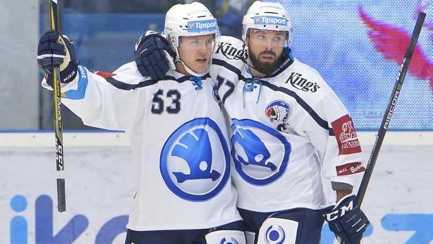 Plzeňská radost! Z prvního gólu nového ročníku extraligy se radují jeho autor Vojtěch Němec (vlevo) a Milan Gulaš. Plzeňská radost! Z prvního gólu nového ročníku extraligy se radují jeho autor Vojtěch Němec (vlevo) a Milan Gulaš.