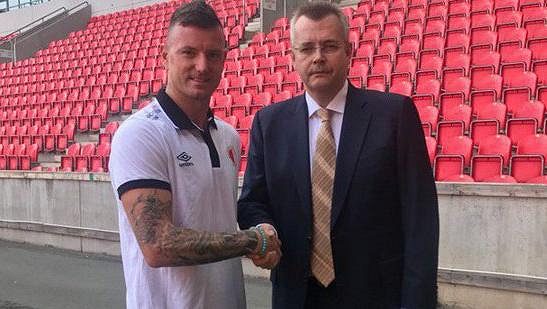 Vítej v Edenu! Zleva Jan Laštůvka a Jaroslav Tvrdík po podpisu smlouvy. Vítej v Edenu! Zleva Jan Laštůvka a Jaroslav Tvrdík po podpisu smlouvy.