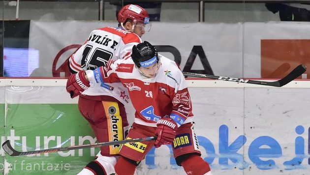 Zleva Filip Pavlík z Hradce Králové a Aleš Jergl z Olomouce. Zleva Filip Pavlík z Hradce Králové a Aleš Jergl z Olomouce.
