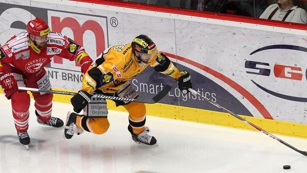 Třinecký Rostislav Klesla nahání Františka Lukeše z Litvínova. Třinecký Rostislav Klesla nahání Františka Lukeše z Litvínova.
