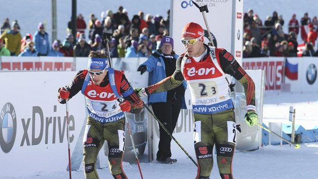 Arnd Peiffer, vpravo, přebírá štafetu od Simona Schemppa. Arnd Peiffer, vpravo, přebírá štafetu od Simona Schemppa.